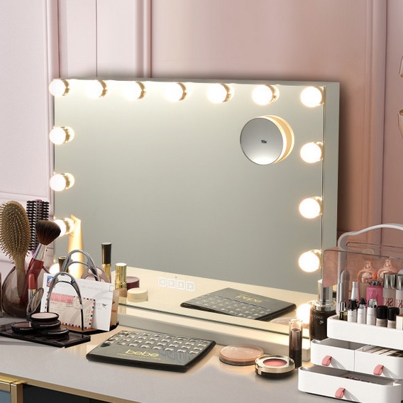 Un miroir avec lampes pour se maquiller