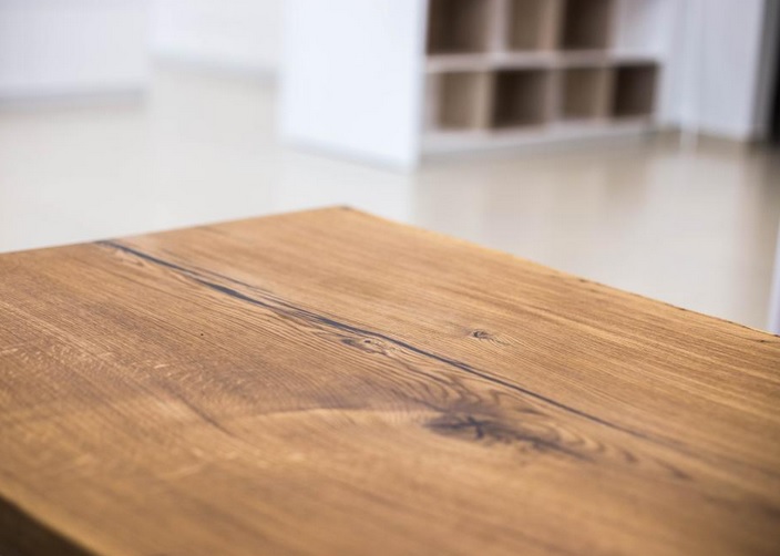 Comment restaurer une table en bois massif : quel matériel ?