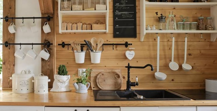 Moderniser et relooker une cuisine rustique en chêne : avec de nouveaux accessoires déco !