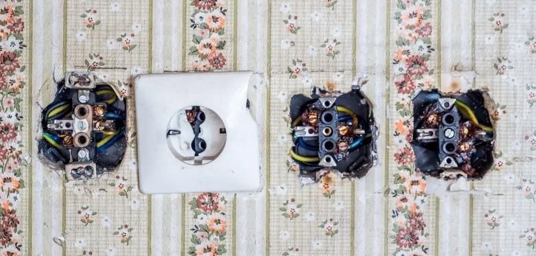 Mises aux normes d'une installation électrique dans une maison ancienne : que dit la loi ?