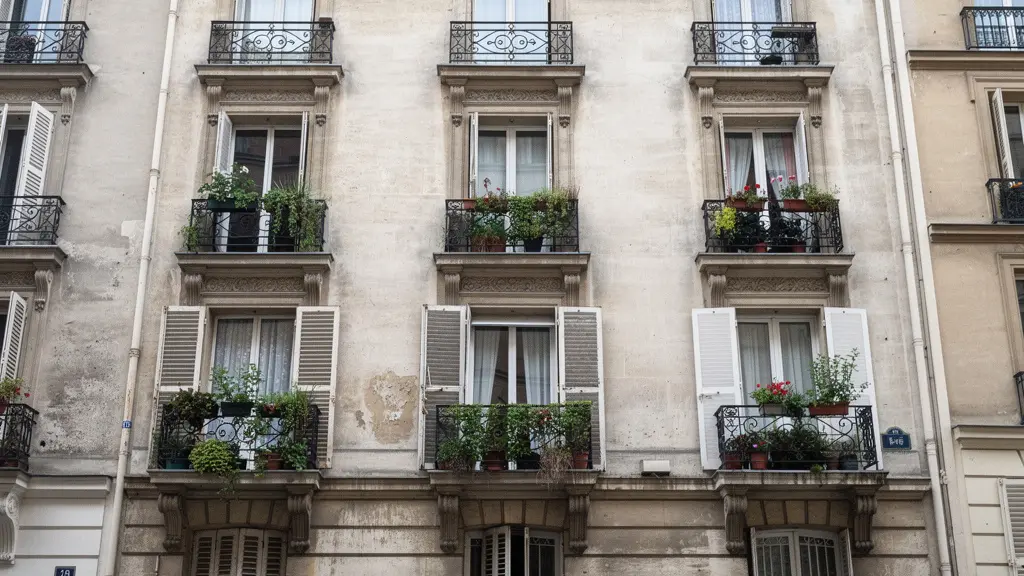 Façade d'immeuble résidentiel français avec balcons pour estimation immobilière